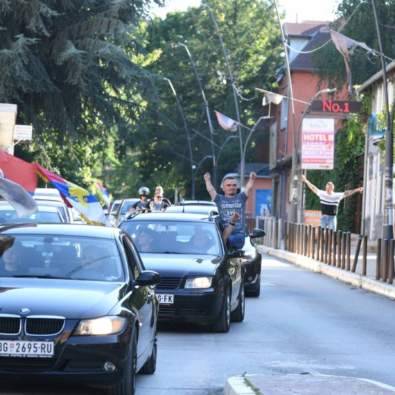 Veliko slavlje na KiM: Srbi su na ulicama! Odjekuju sirene, vijore se trobojke za istorijski uspeh FOTO/VIDEO