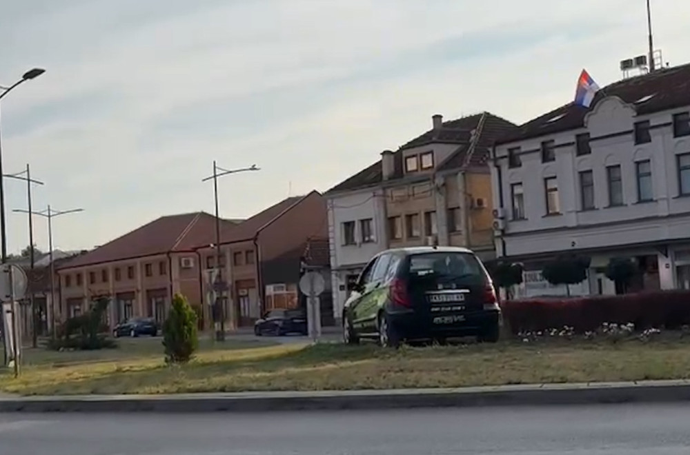 Čudan prizor u centru grada: Zar vozilo auto-škole ovde treba da bude?! FOTO