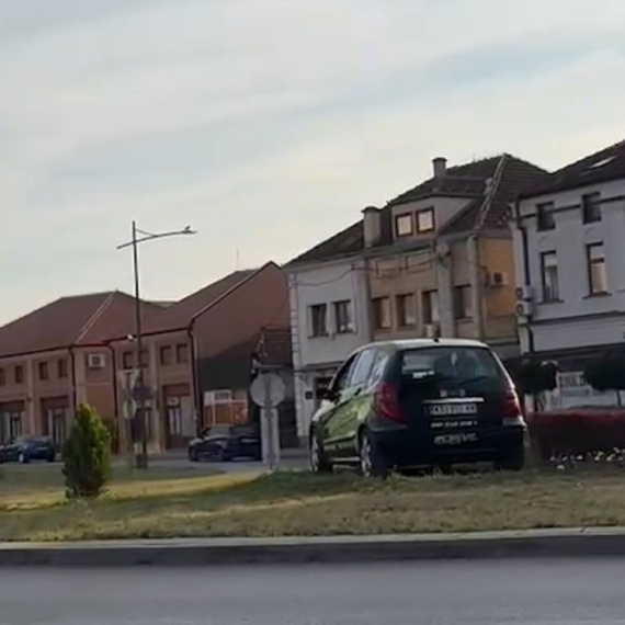 Čudan prizor u centru grada: Zar vozilo auto-škole ovde treba da bude?! FOTO