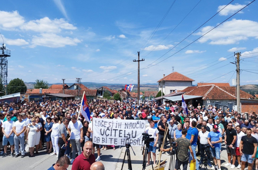 Više hiljada građana na protestu u Pasjanu zbog hapšenja petorice Srba FOTO