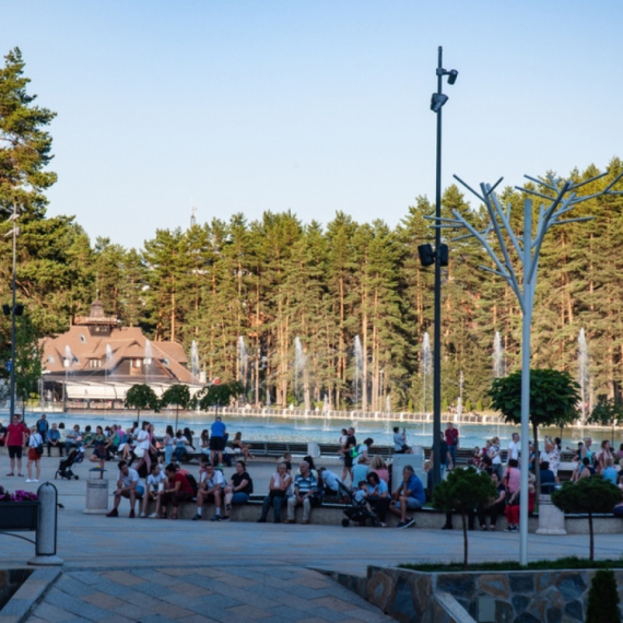 Sve vrvi od turista na Zlatiboru, a cene nikad veće: Komplet lepinja 500 dinara, jedna vožnja 1.500 FOTO