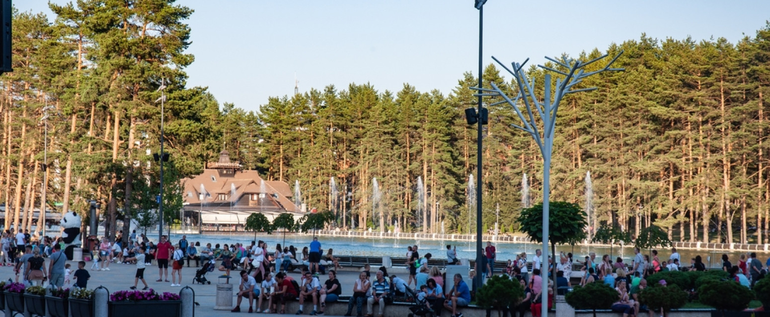 Sve vrvi od turista na Zlatiboru, a cene nikad veće: Komplet lepinja 500 dinara, jedna vožnja 1.500 FOTO