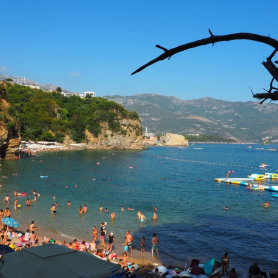 Zašto je letnja sezona u Crnoj Gori pukla? "Za odlazak na plažu treba bogatstvo" VIDEO