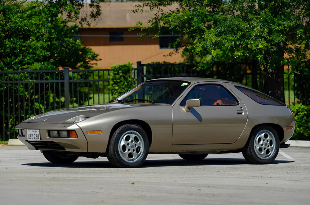 Na njemu je Tom Kruz učio da vozi sa manuelnim menjačem: Prodaje se legendarni Porsche 928