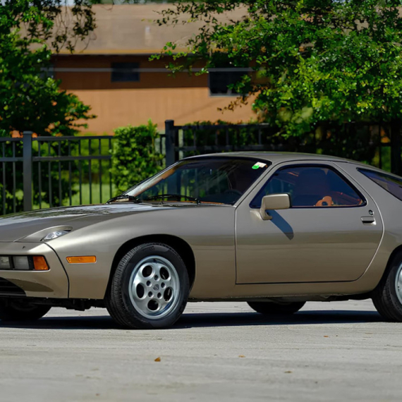 Na njemu je Tom Kruz učio da vozi sa manuelnim menjačem: Prodaje se legendarni Porsche 928