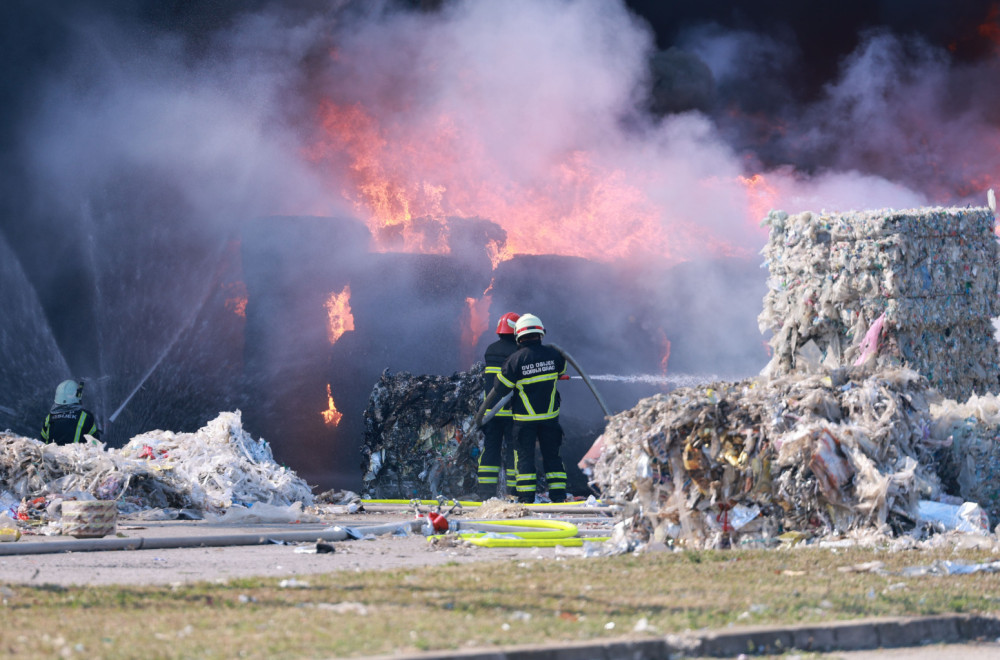 Ugašen požar u Osijeku: Gorela fabrika Drava Internacional FOTO