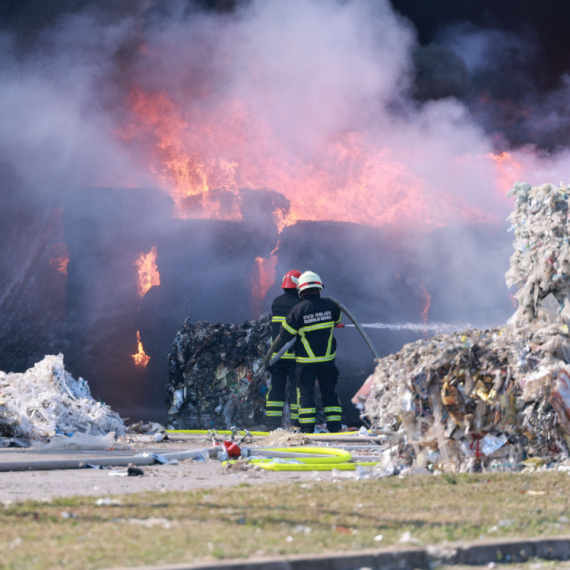 Ugašen požar u Osijeku: Gorela fabrika Drava Internacional FOTO