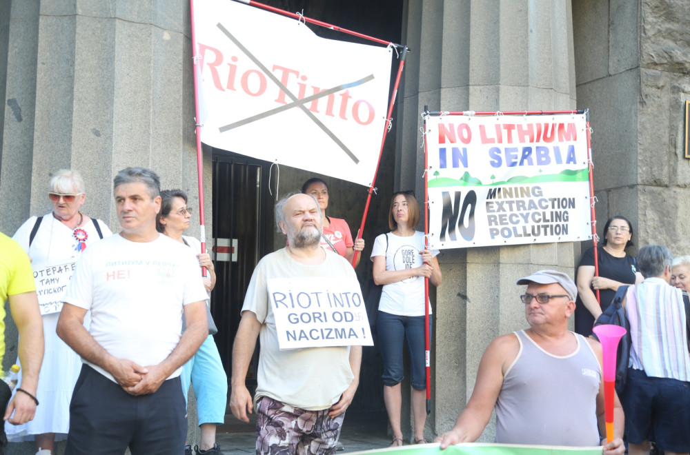 Bizarno: Govornik na protestu se uplašio da će mu "Rio Tinto" ući u kuću VIDEO