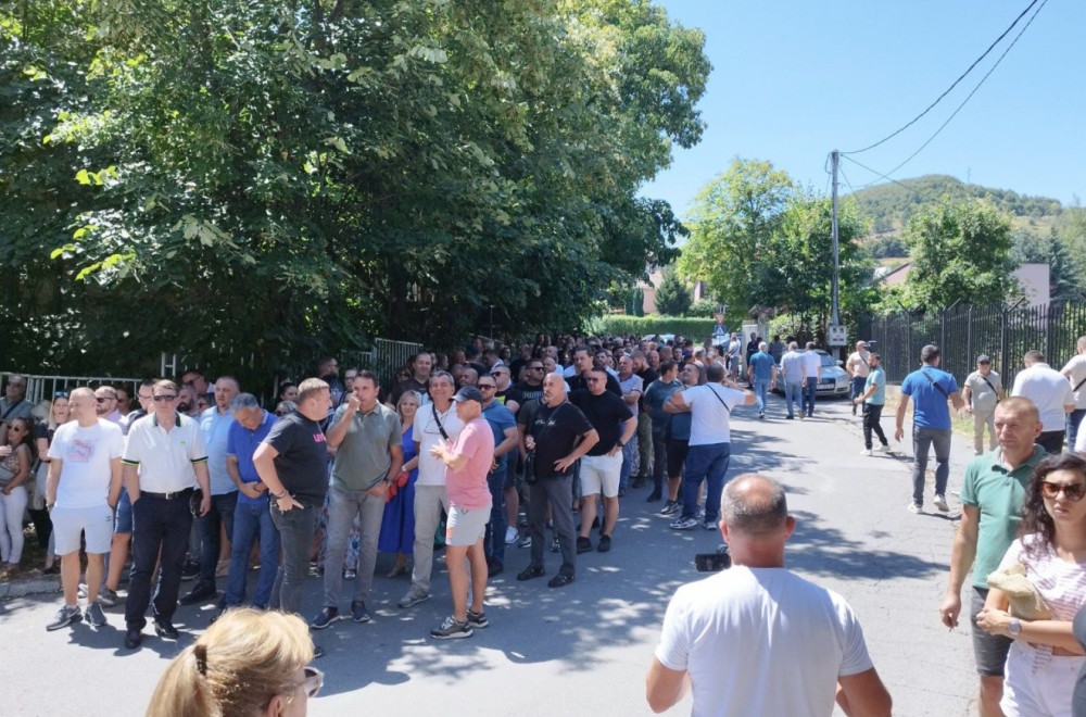 Ovako su brutalno uhapšeni Srbi na KiM;  Narod u protestnoj šetnji, nose trobojke i snažu parolu FOTO/VIDEO