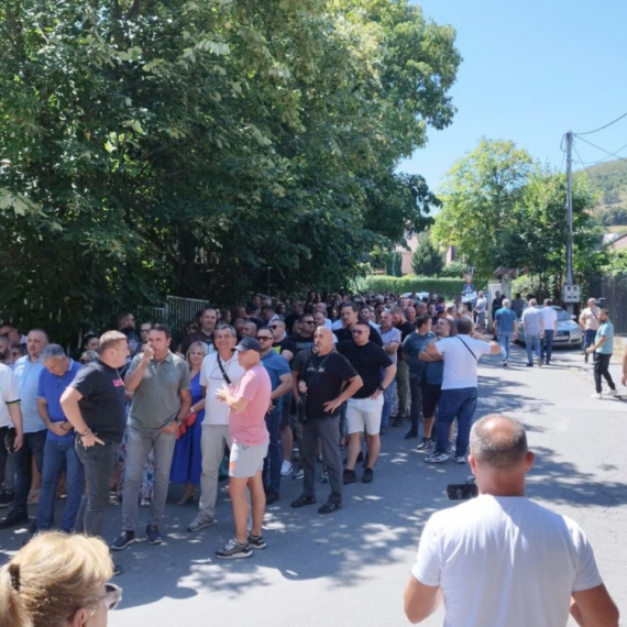 Ovako su brutalno uhapšeni Srbi na KiM;  Narod u protestnoj šetnji, nose trobojke i snažu parolu FOTO/VIDEO