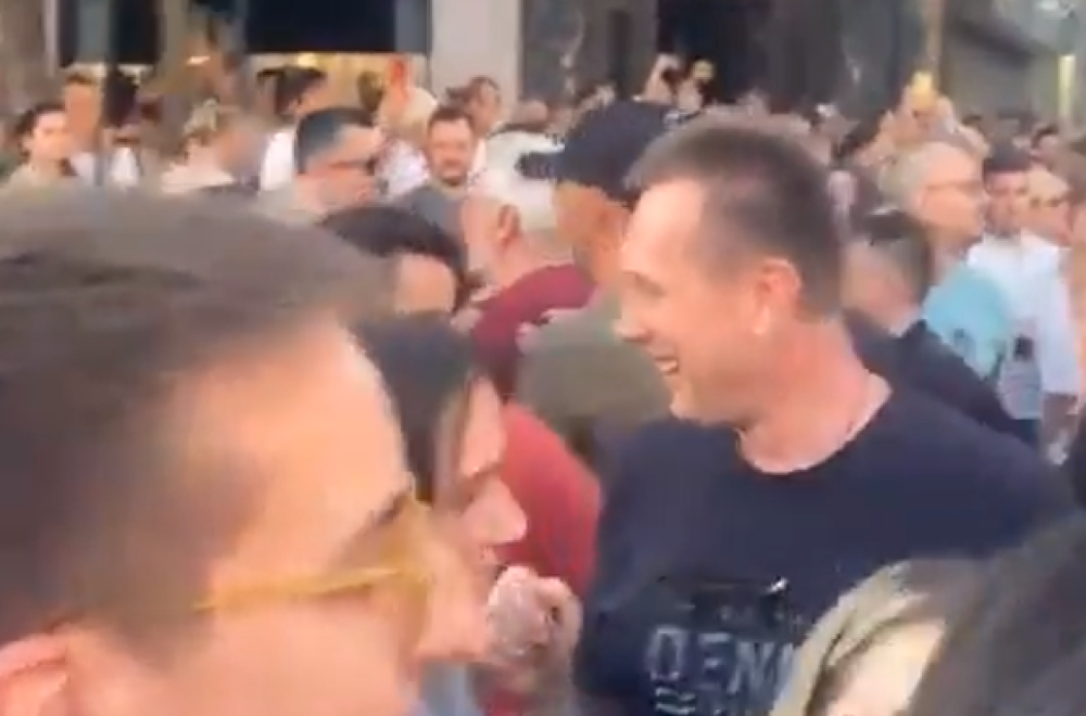 Prodao se: Nestorović dočekan zvižducima na protestu VIDEO