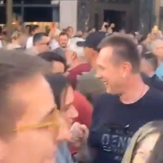 Prodao se: Nestorović dočekan zvižducima na protestu VIDEO