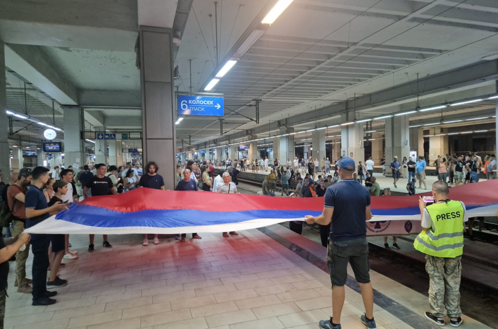 Demonstranti se povukli sa pruge na železničkoj stanici Novi Beograd