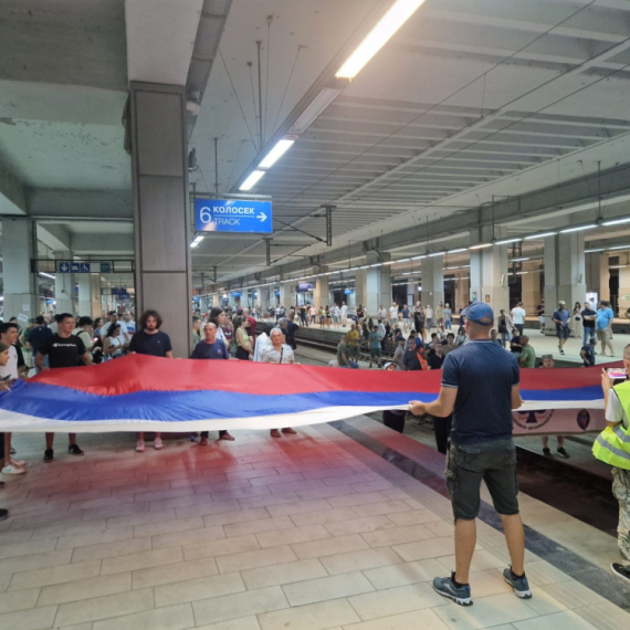 Demonstranti se povukli sa pruge na železničkoj stanici Novi Beograd