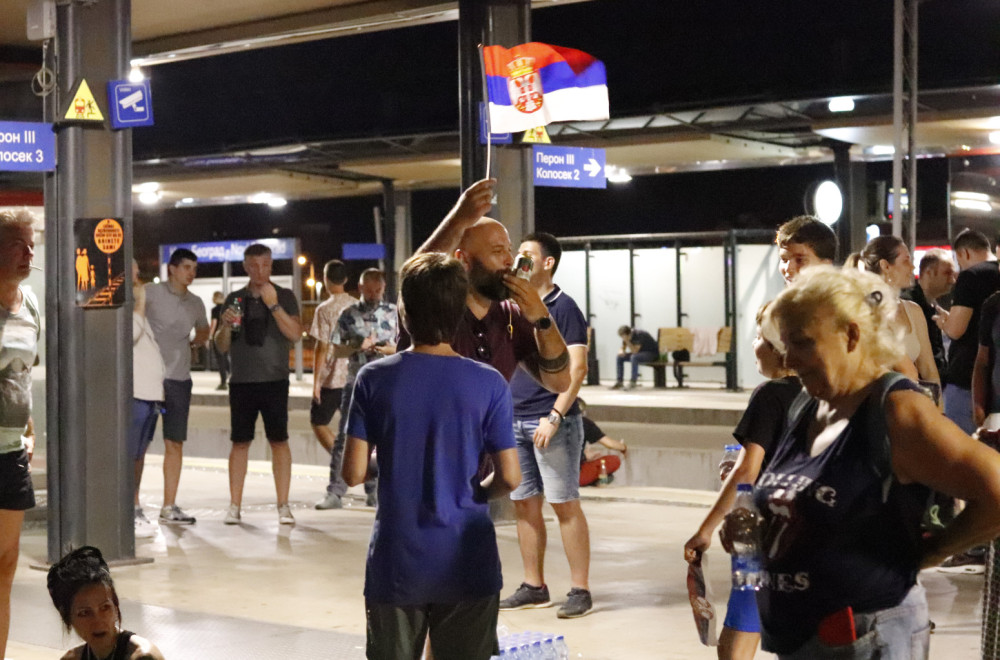 Blokirane dve železničke stanice; Haos na Gazeli; Na protestu bili i Albanci