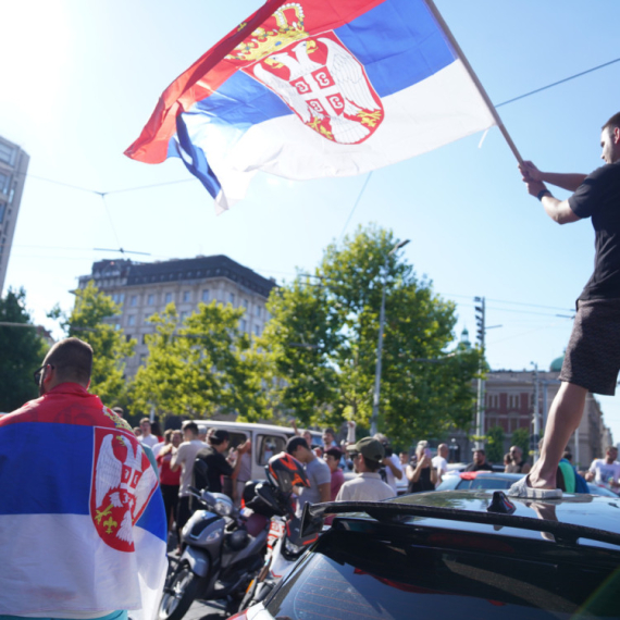 Beograđani proslavljaju pobedu vaterpolista, a Nova piše da podržavaju nasilne proteste njihovog gazde Šolaka