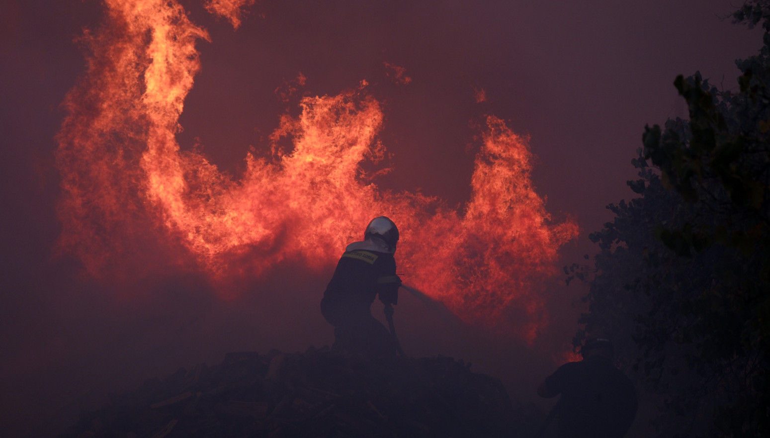 Grčka u paklu: Traži hitno pomoć, hiljadama ljudi naređena evakuacija FOTO/VIDEO