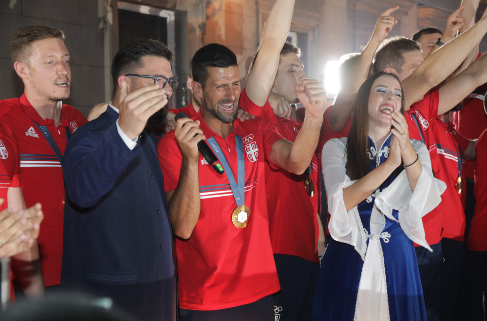 Sportisti se veselili posle balkona: Mikec uzeo mikrofon, Đoković peva na sav glas FOTO