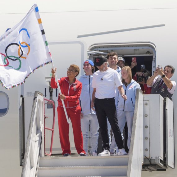 Olimpijska zastava stigla u Los Anđeles