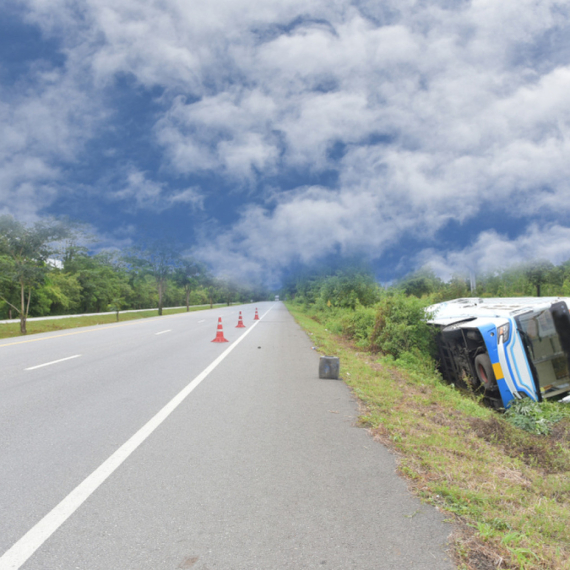 Prevrnuo se krcat autobus: Povređeno 26 osoba