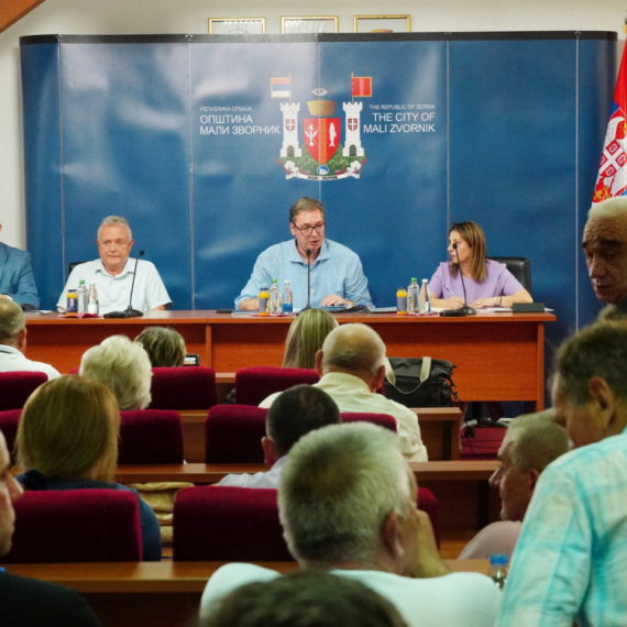 Vučić četiri sata sa građanima Malog Zvornika: "Nećemo obmanjivati građene; Biće formirana 4 tima"