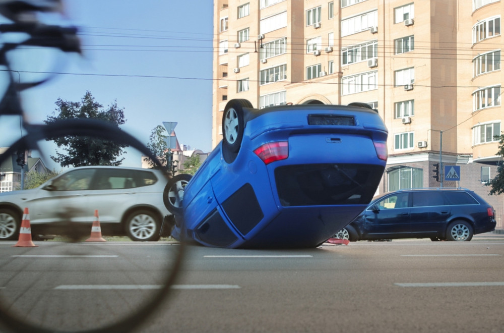 Auto završio na krovu nasred ulice:  "Opet sam se prevrnula, malo sam se napila" FOTO