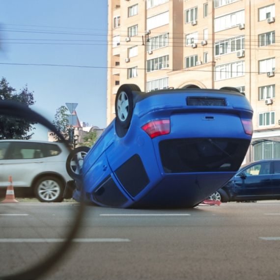 Auto završio na krovu nasred ulice:  "Opet sam se prevrnula, malo sam se napila" FOTO