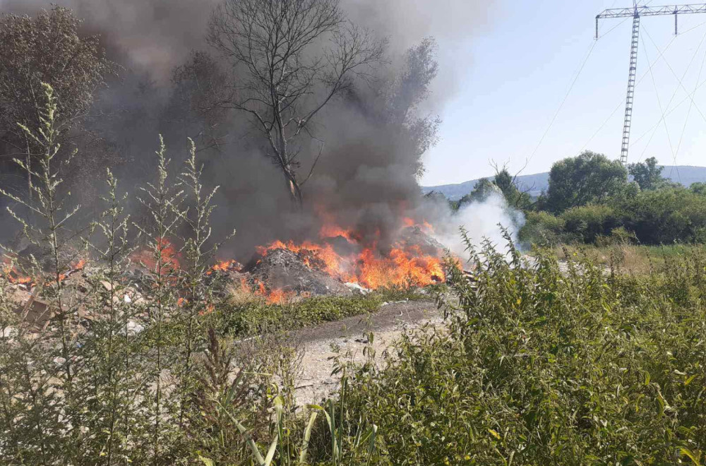 Ugašen požar na deponiji u Kraljevu: "Otvoreni plamen i dim su potpuno eliminisani"