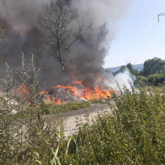 Ugašen požar na deponiji u Kraljevu: "Otvoreni plamen i dim su potpuno eliminisani"