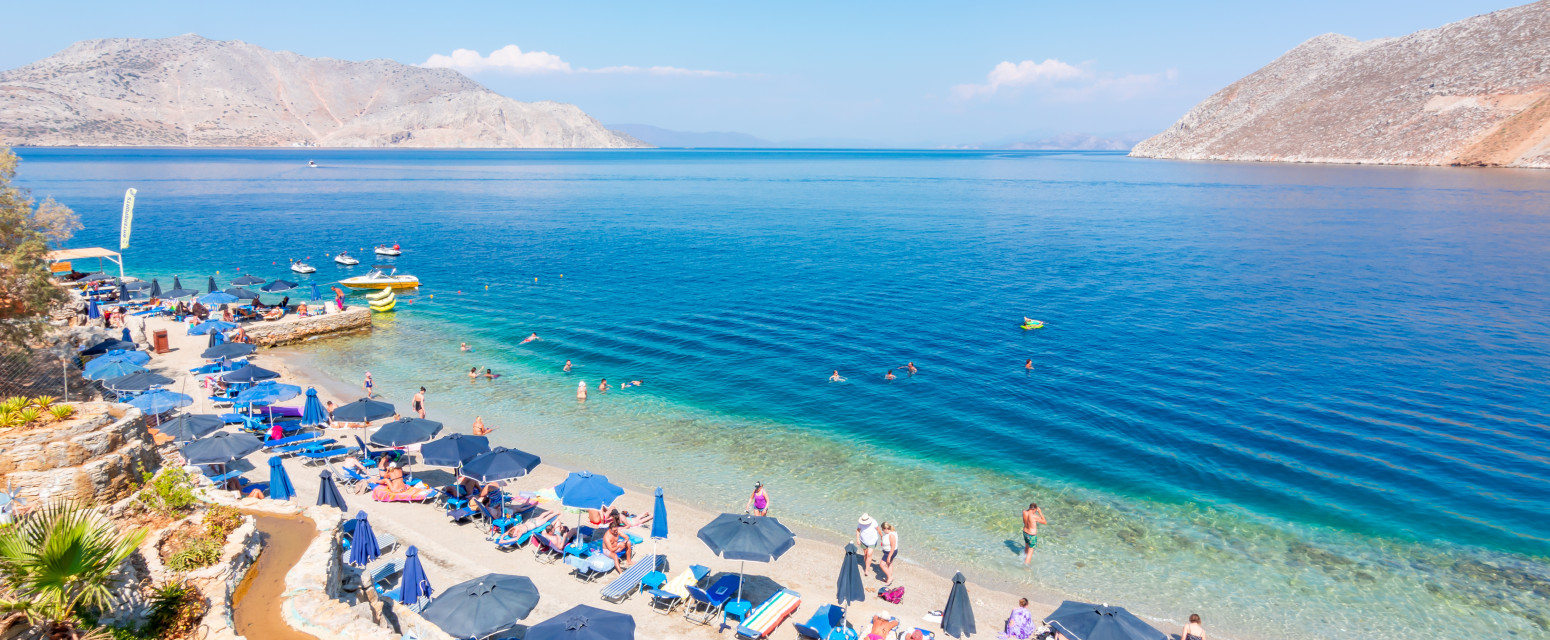 Srbi ne odustaju od Grčke ni krajem septembra: Krcate plaže u popularnim letovalištima FOTO