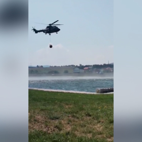 Lokalizovan požar kod Sjenice: U pomoć stigli i helikopteri Vojske Srbije VIDEO