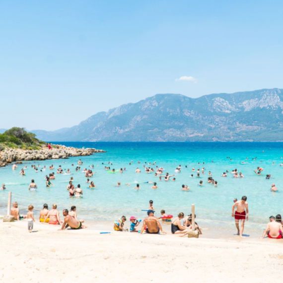 Popularno letovalište postalo centar bluda: "Žene od 70 godina uhode konobare, imaju posebnu Fejsbuk grupu"