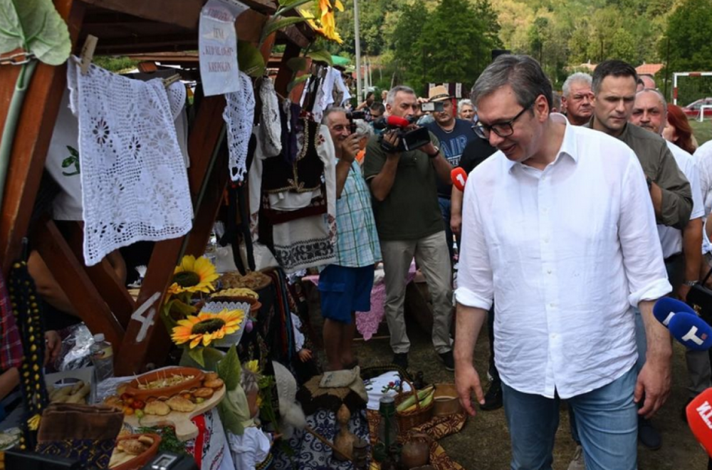 Vučić u Medveđici: Važno je da razgovarate s ljudima; Video sam "spisak želja" FOTO