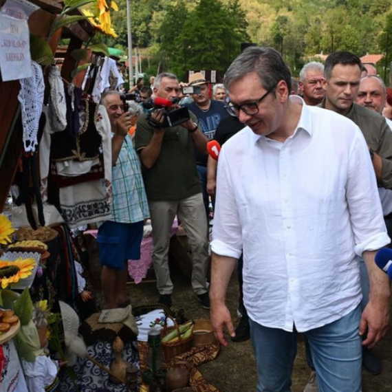 Vučić u Medveđici: Važno je da razgovarate s ljudima; Video sam "spisak želja" FOTO