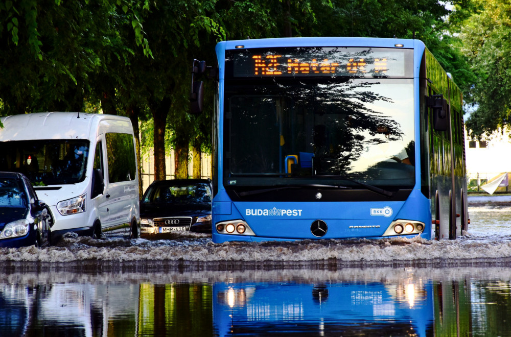 Stižu dramatični snimci: Megaoluja divljala gradom, bujica odnela ženu pod autobus VIDEO