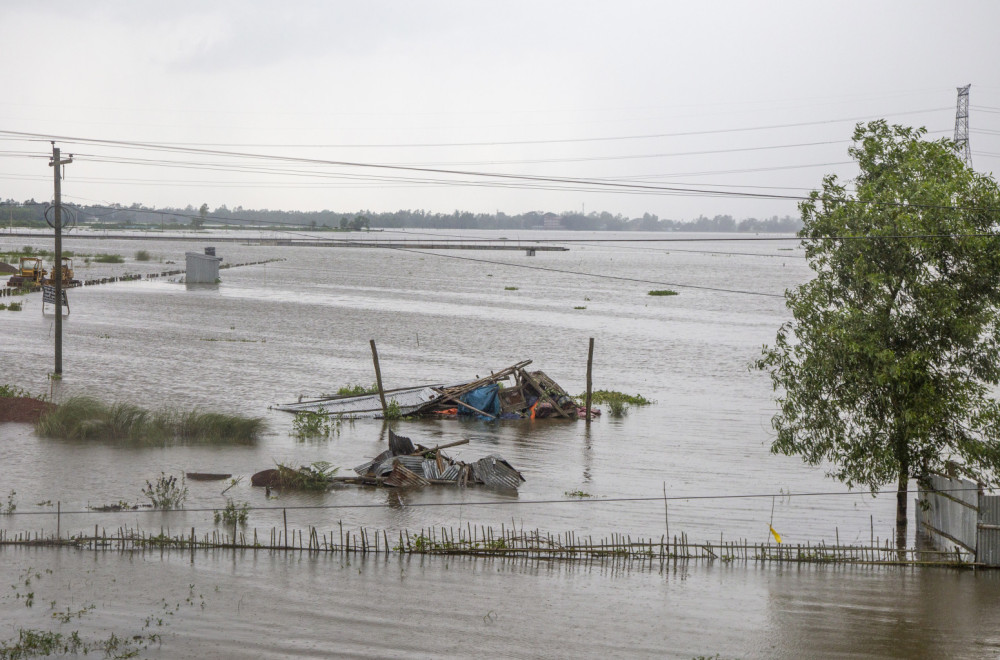 Poplave i klizišta nosili kuće; 15 mrtvih, više hiljada raseljenih