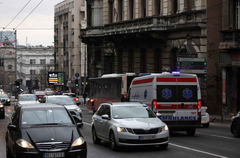 Teško povređena devojčica prilikom naglog kočenja autobusa VIDEO