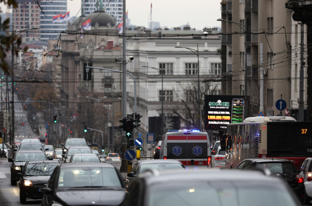 Muškarac u Surčinu zadobio teške povrede glave