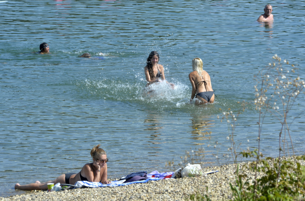 Sunčano i toplo, ponegde kišovito