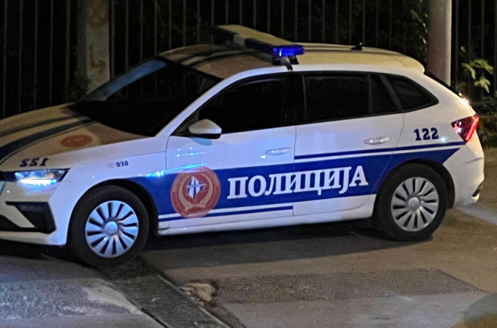 Prevrnuo se policijski automobil tokom potrage za ubicom: Policajci prevezeni u Urgentni centar