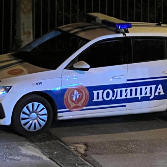 Prevrnuo se policijski automobil tokom potrage za ubicom: Policajci prevezeni u Urgentni centar