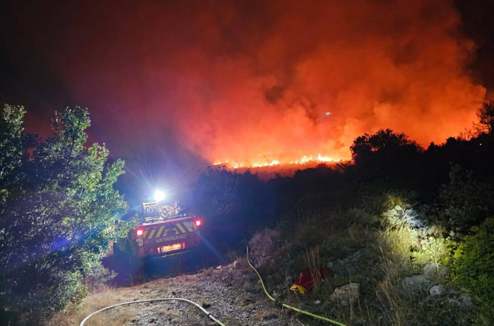 Snažno nevreme u Dalmaciji: Gromovi i munje izazvali više požara FOTO/VIDEO