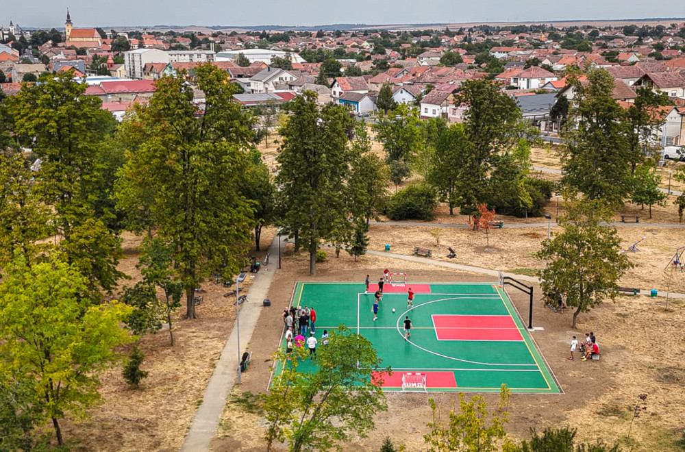 Izgrađen novi multifunkcionalni sportski teren u Šidu: Uloženo 6,8 miliona dinara FOTO