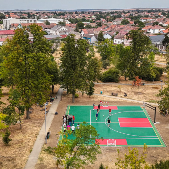 Izgrađen novi multifunkcionalni sportski teren u Šidu: Uloženo 6,8 miliona dinara FOTO