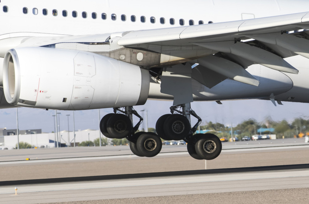 Drama na aerodromu: Pukla guma na avionu, poginule dve osobe FOTO