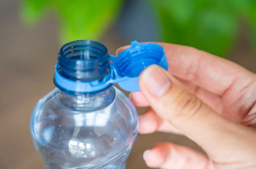 Sve vreme ste pogrešno otvarali plastične flaše: Trik sa čepom raspametio ljude VIDEO