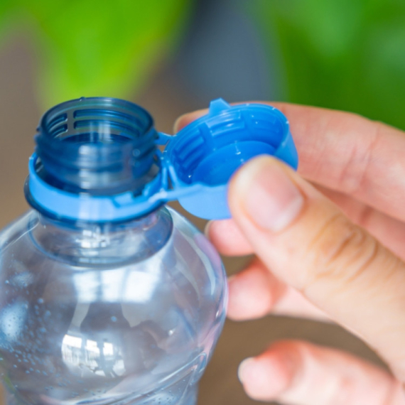 Sve vreme ste pogrešno otvarali plastične flaše: Trik sa čepom raspametio ljude VIDEO