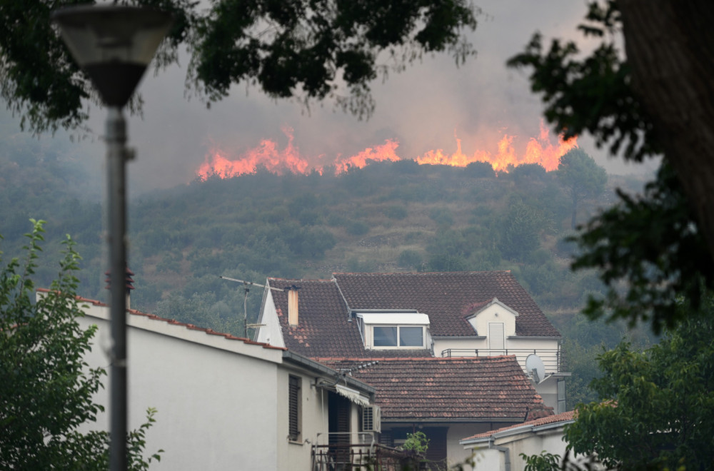 Više od 300 vatrogasaca se bori s vatrom, stigla i vojska VIDEO