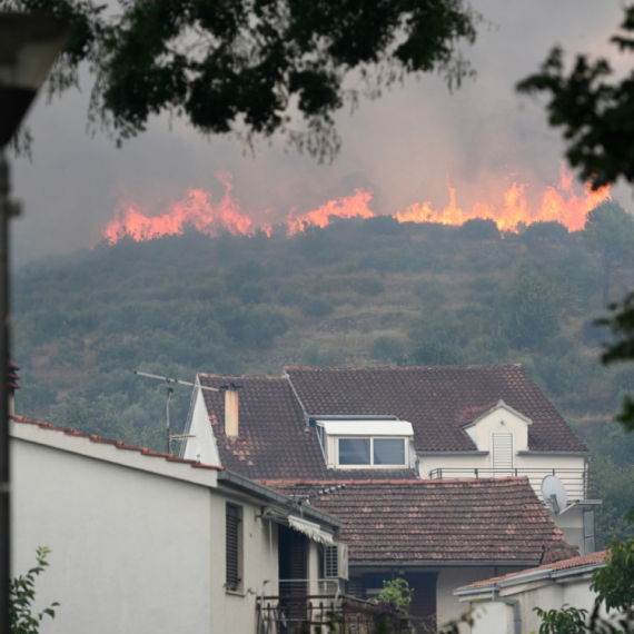 Više od 300 vatrogasaca se bori s vatrom, stigla i vojska VIDEO