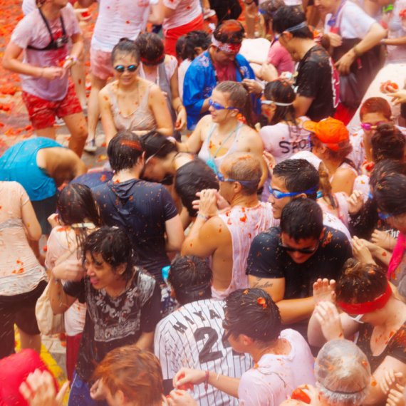 U Španiji održan tradicionalni festival Tomatina: Potrošeno 150 tona paradajza, učestvovalo 22.000 ljudi